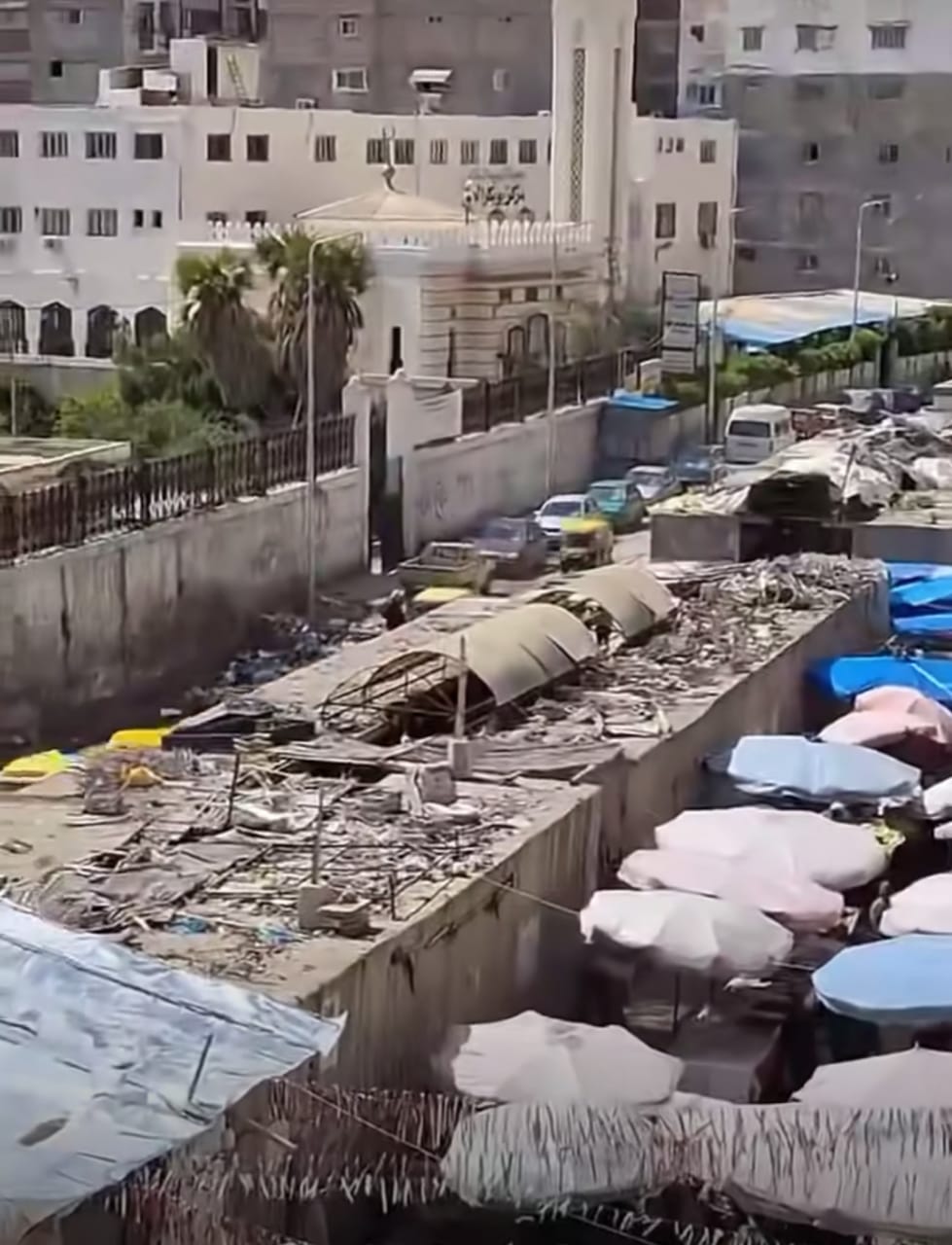 جانب من عشوائية سوق المعهد الديني