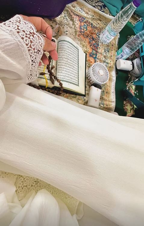 ياسمين عبدالعزيز تؤدي فريضة الحج