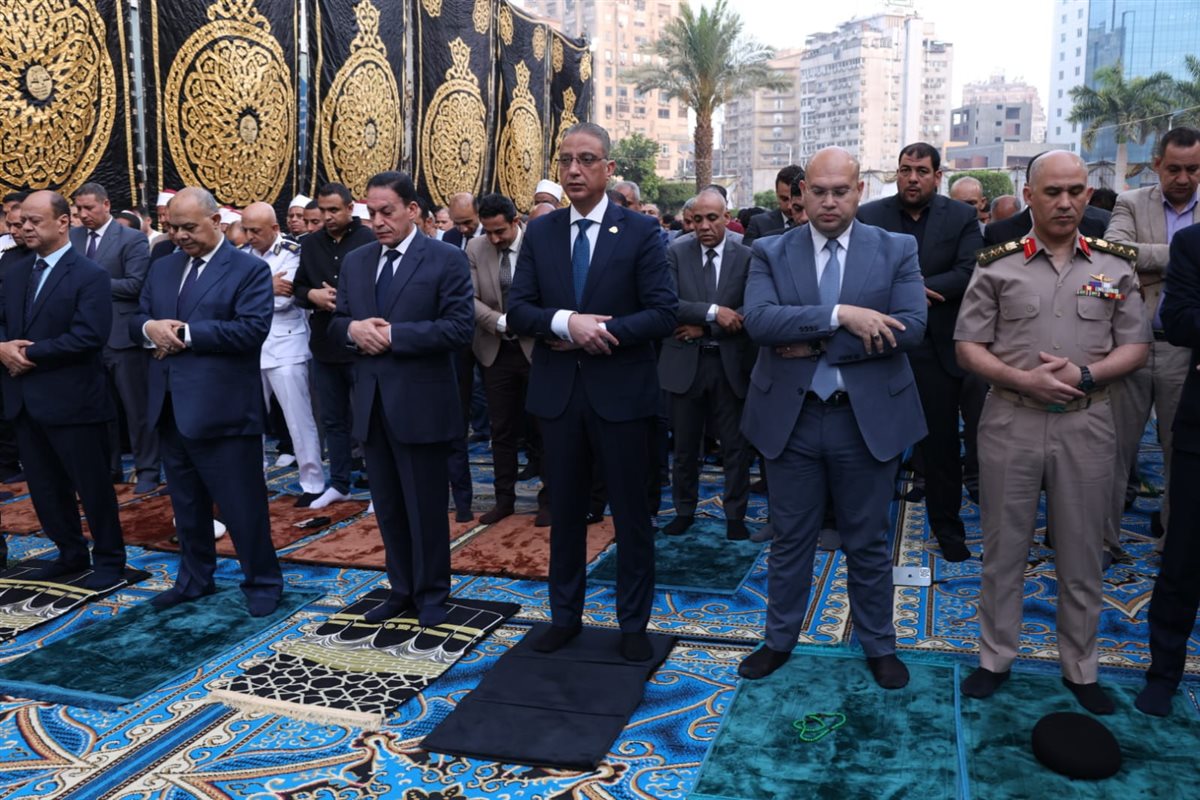جانب من صلاة المحافظ