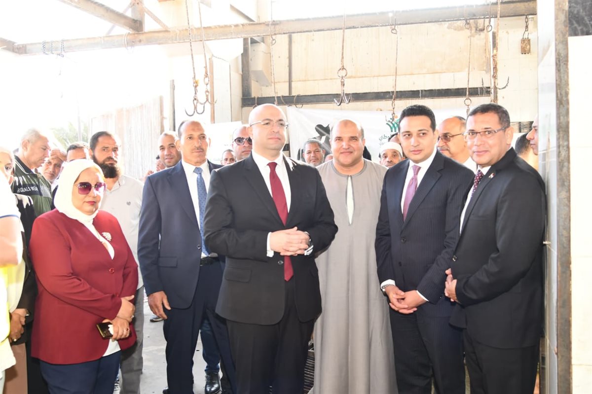 محافظ الفيوم يشهد ذبح أضاحي الجمعيات الأهلية بمجزرأبوكساه لتوزيعها على الأسر الأولى بالرعاية