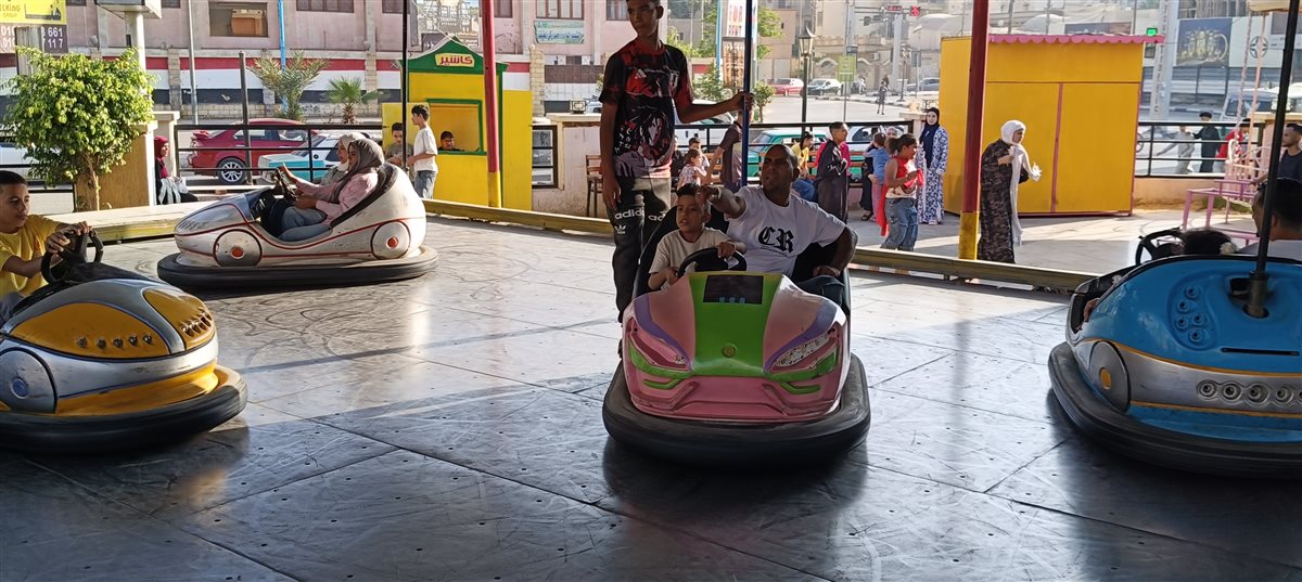 مشاهد مبهجة.. الأطفال يتسابقون بالسيارات الكهربائية احتفالًا بعيد الأضحى بالفيوم