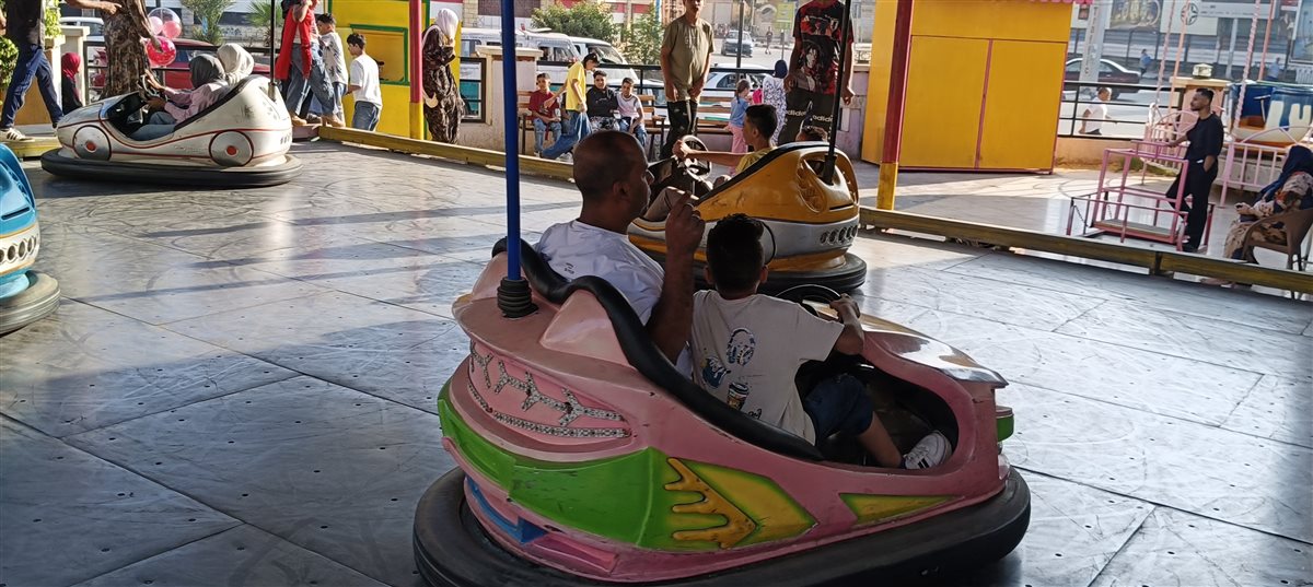 مشاهد مبهجة.. الأطفال يتسابقون بالسيارات الكهربائية احتفالًا بعيد الأضحى بالفيوم