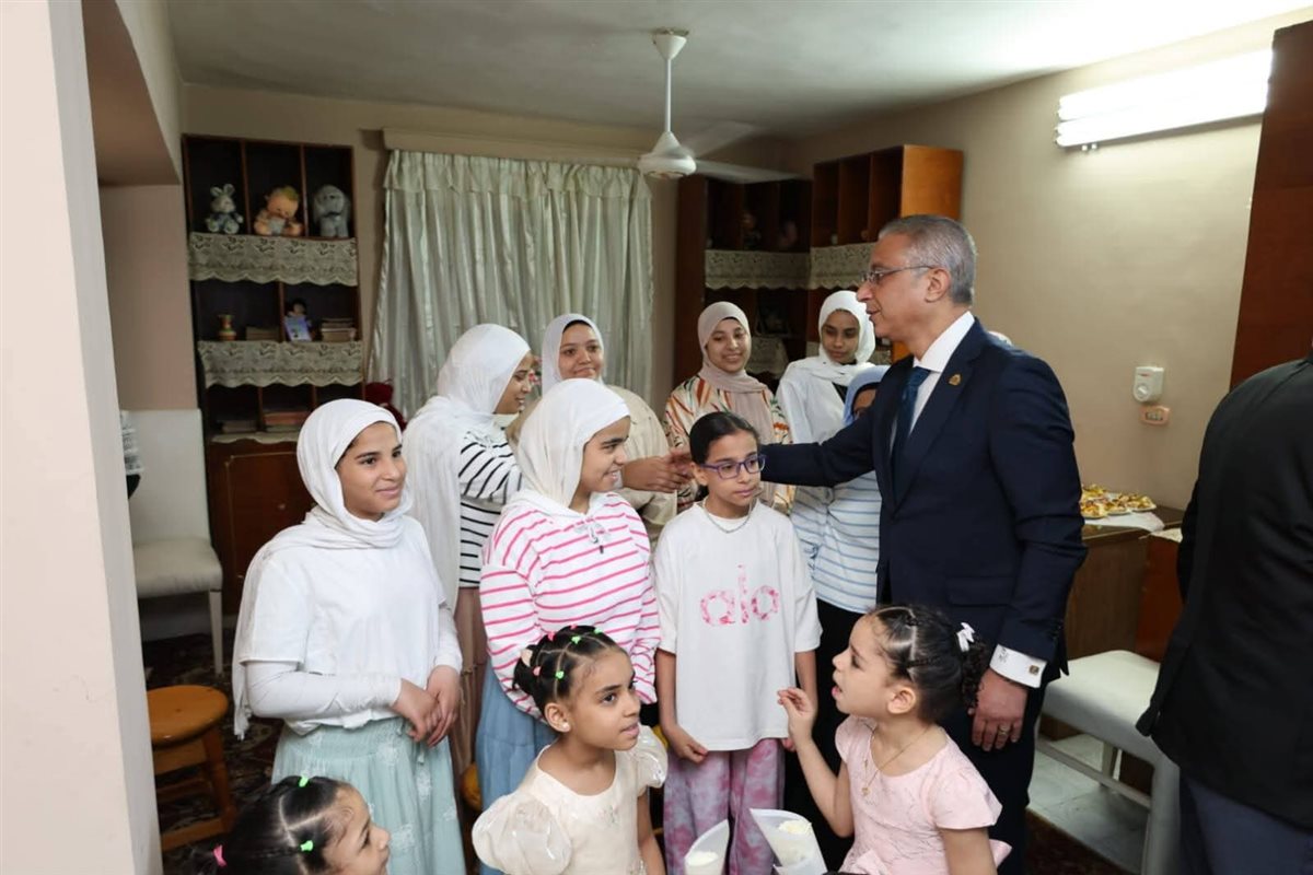 جانب من مشاركة المحافظ فرحة العيد