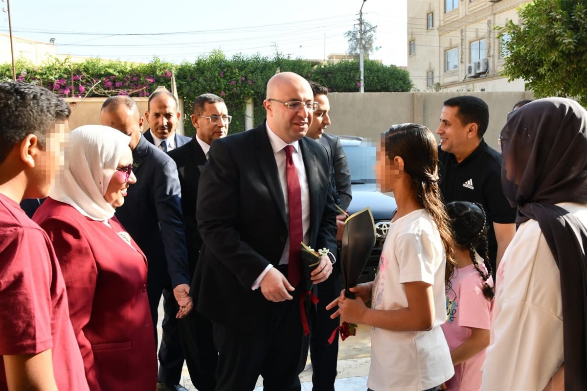 محافظ الفيوم يزور الأطفال الأيتام بجمعية تحسين الصحة لتهنئتهم بعيد الأضحى المبارك