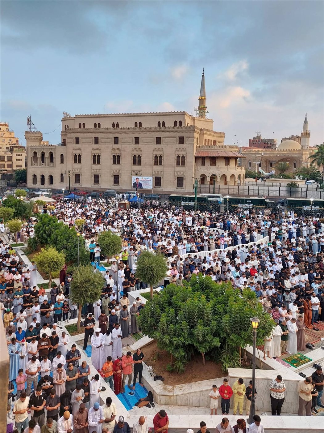 آلاف المواطنين يؤدون صلاة عيد الأضحى بالجامع الأزهر