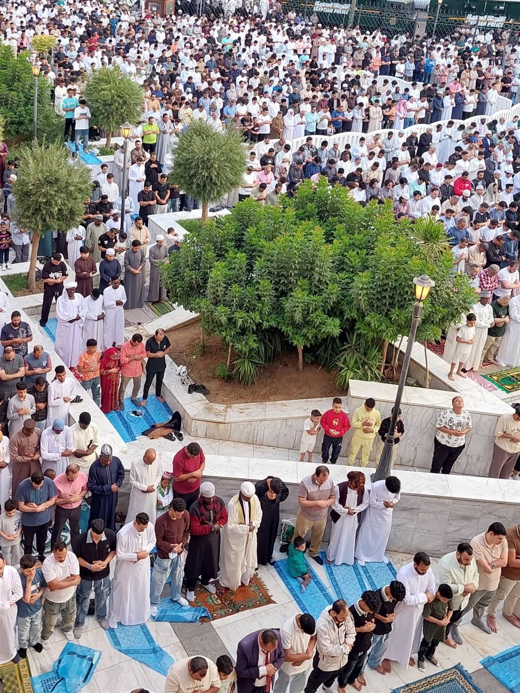 آلاف المواطنين يؤدون صلاة عيد الأضحى بالجامع الأزهر