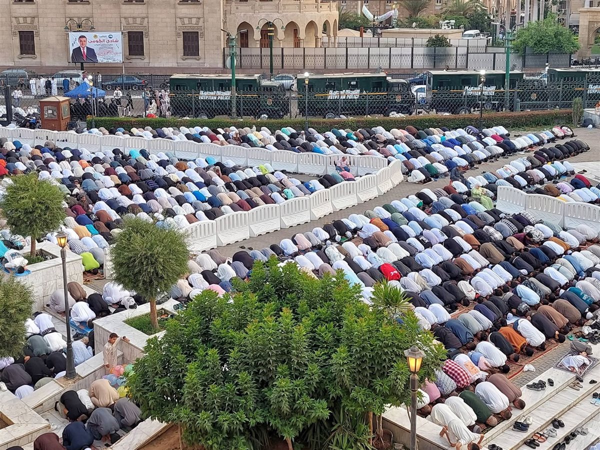 آلاف المواطنين يؤدون صلاة عيد الأضحى بالجامع الأزهر