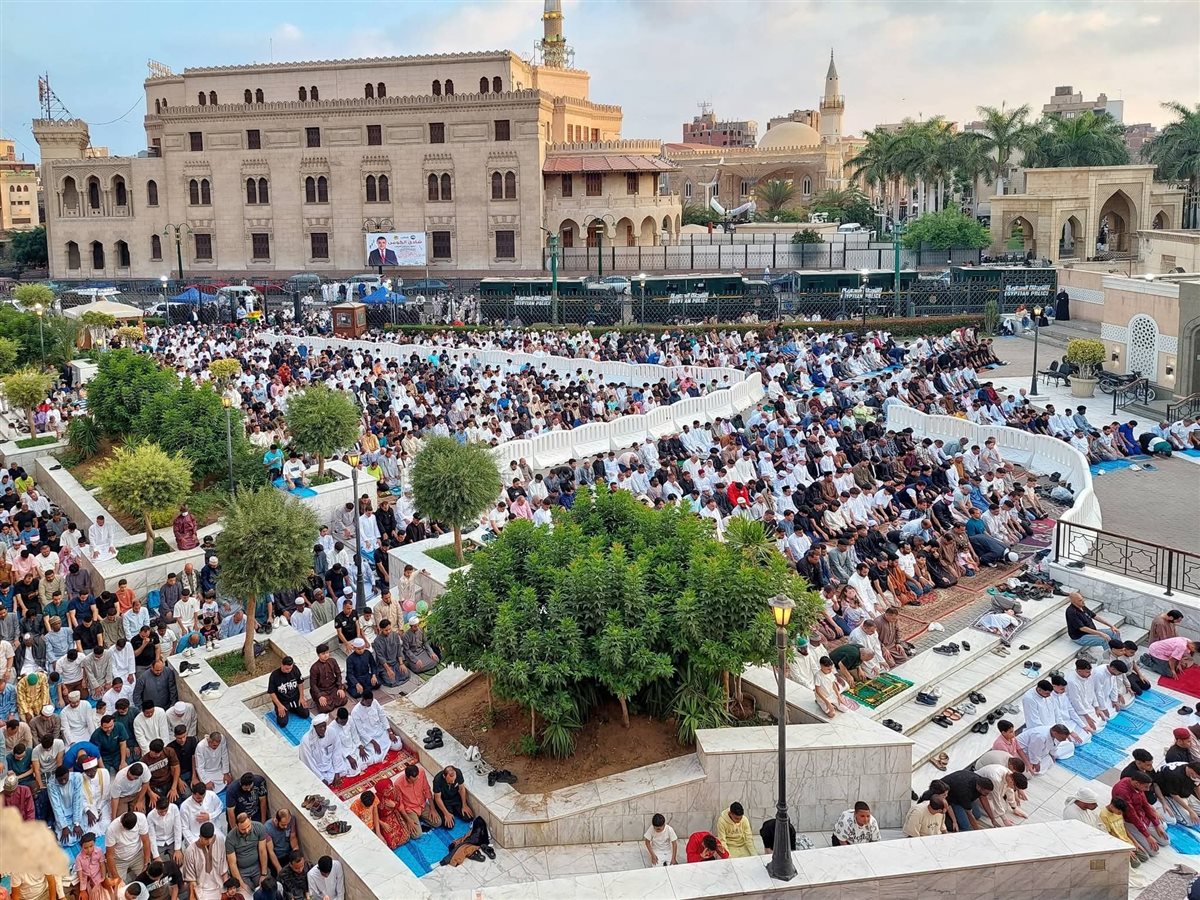 آلاف المواطنين يؤدون صلاة عيد الأضحى بالجامع الأزهر