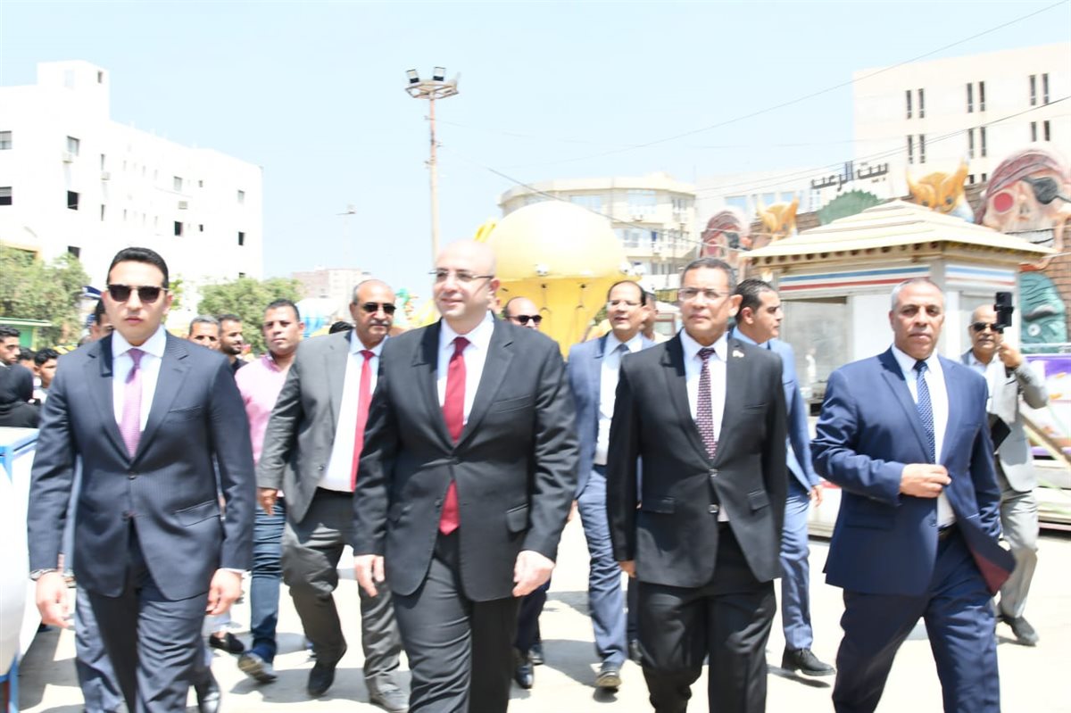 محافظ الفيوم يشارك المواطنين فرحة عيد الأضحى.. ويوزع الهدايا على الأطفال بالحديقة الدولية<br>​