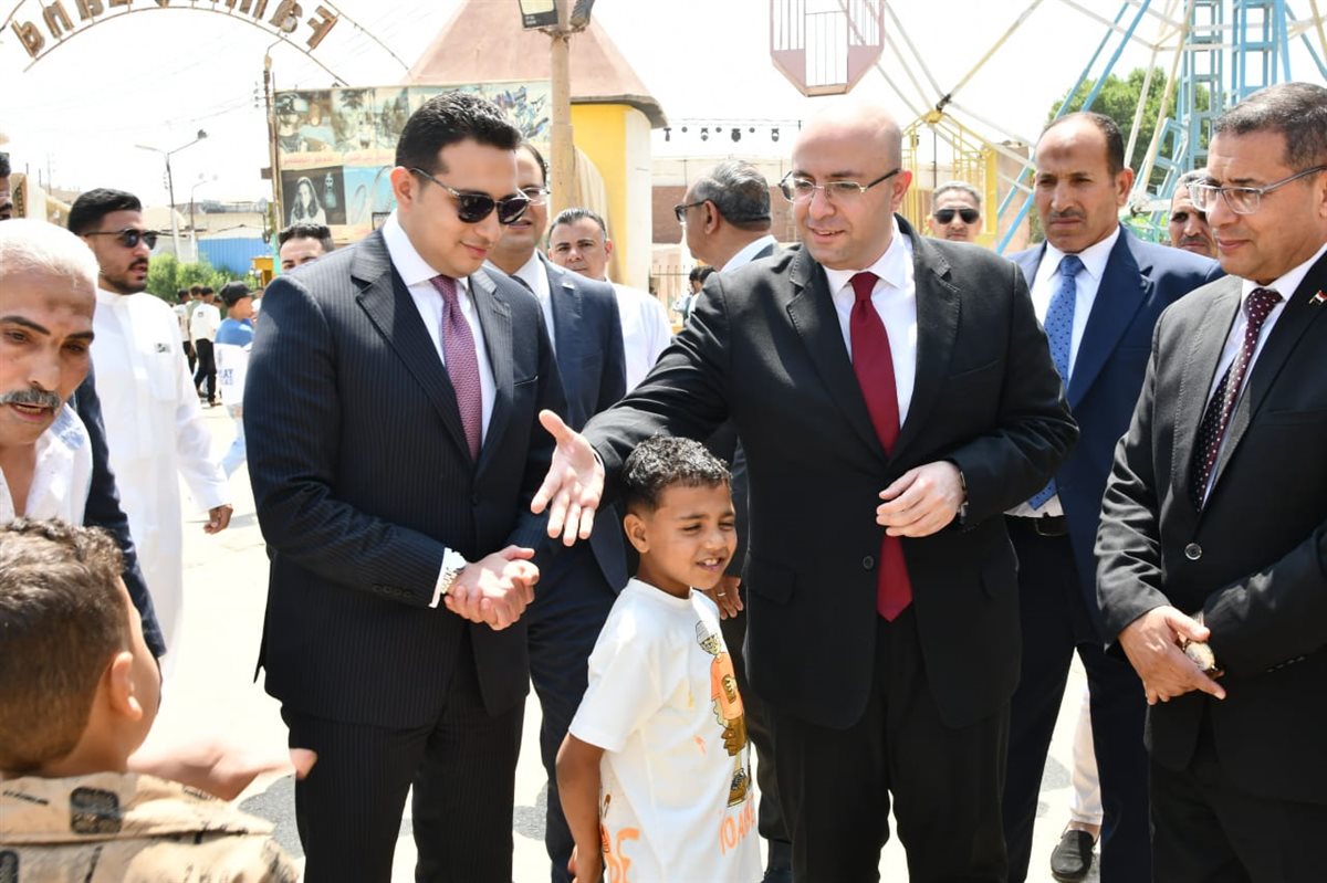 محافظ الفيوم يشارك المواطنين فرحة عيد الأضحى.. ويوزع الهدايا على الأطفال بالحديقة الدولية<br>​