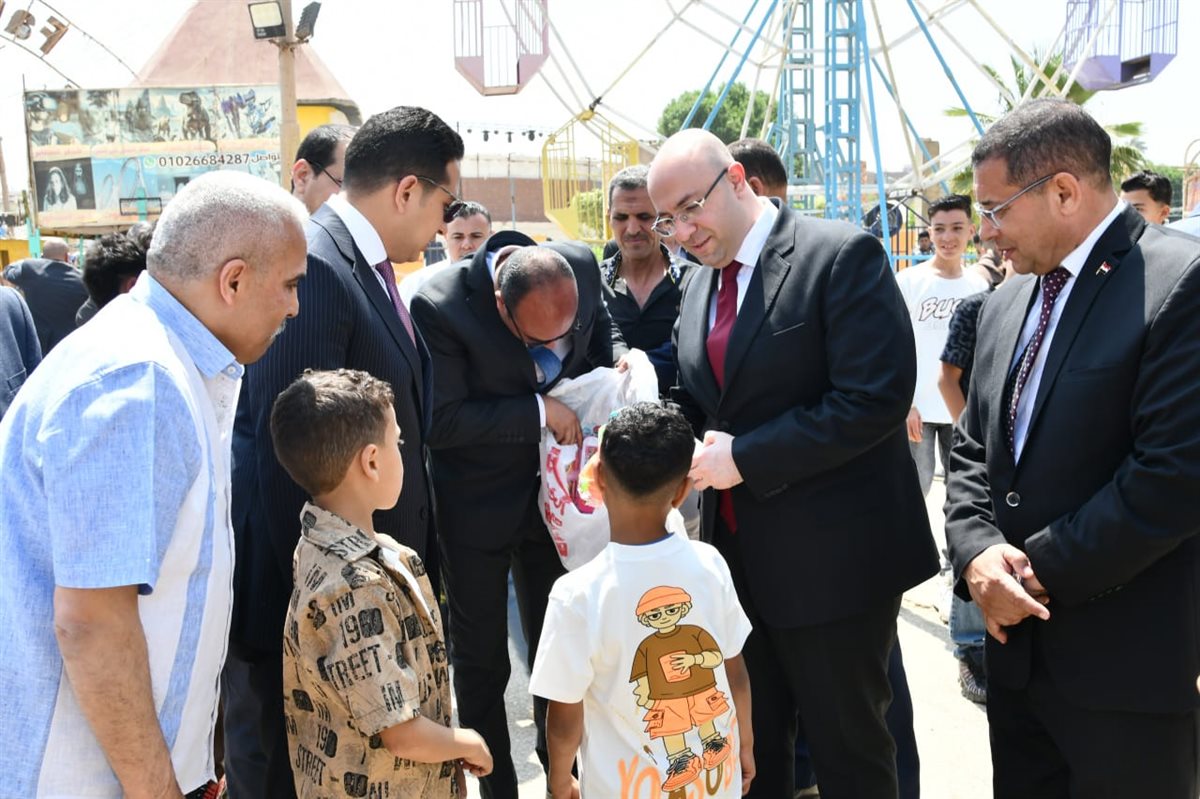 محافظ الفيوم يشارك المواطنين فرحة عيد الأضحى.. ويوزع الهدايا على الأطفال بالحديقة الدولية<br>​