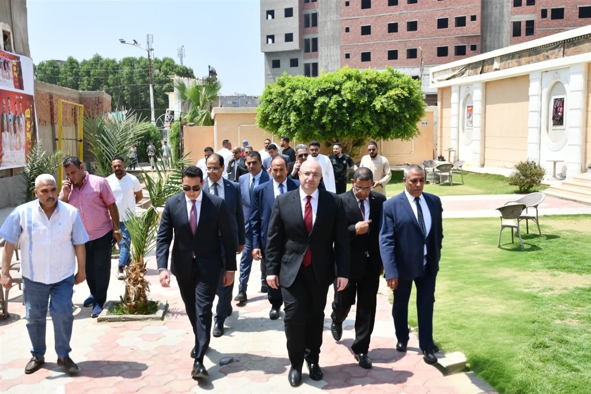 محافظ الفيوم يشارك المواطنين فرحة عيد الأضحى.. ويوزع الهدايا على الأطفال بالحديقة الدولية<br>​
