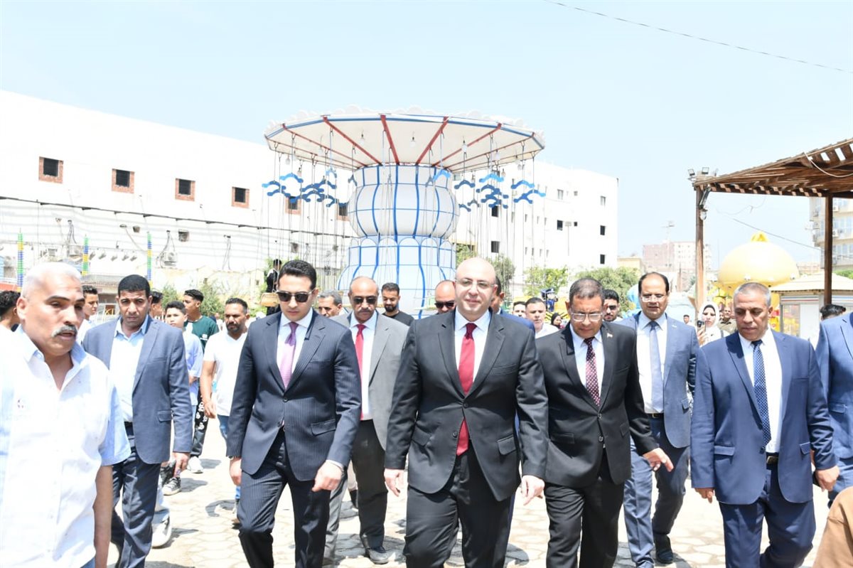 محافظ الفيوم يشارك المواطنين فرحة عيد الأضحى.. ويوزع الهدايا على الأطفال بالحديقة الدولية<br>​