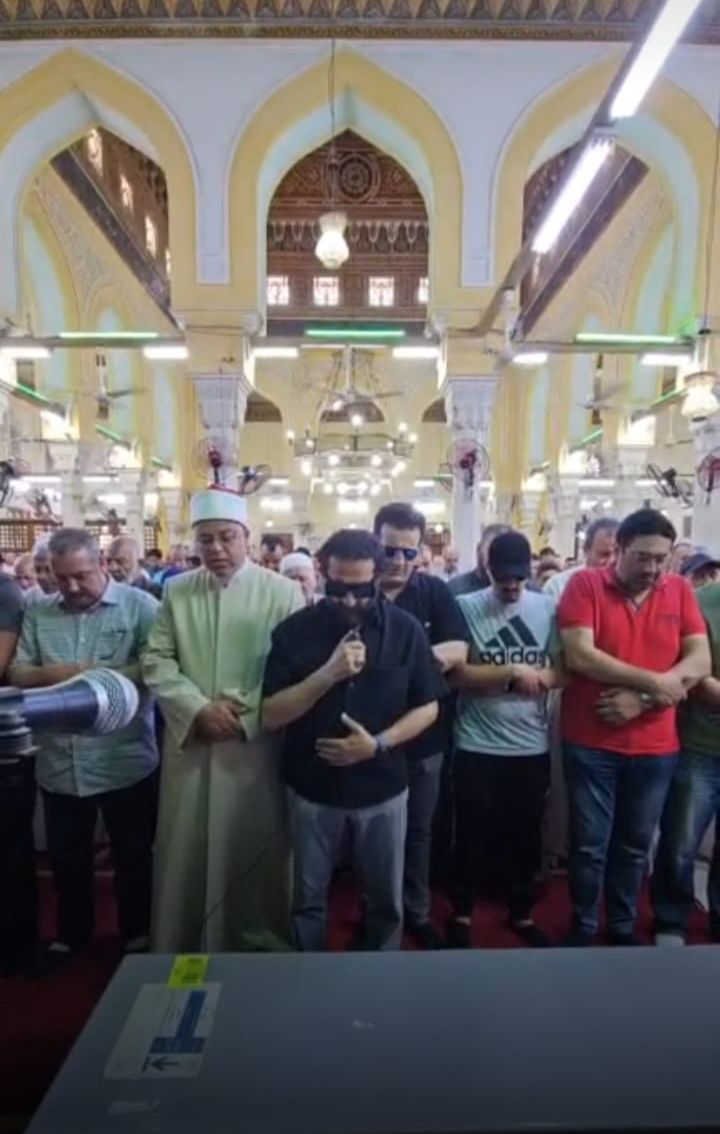 أحمد حلمي يؤم المصليين بصلاة الجنازة على جثمان والدته