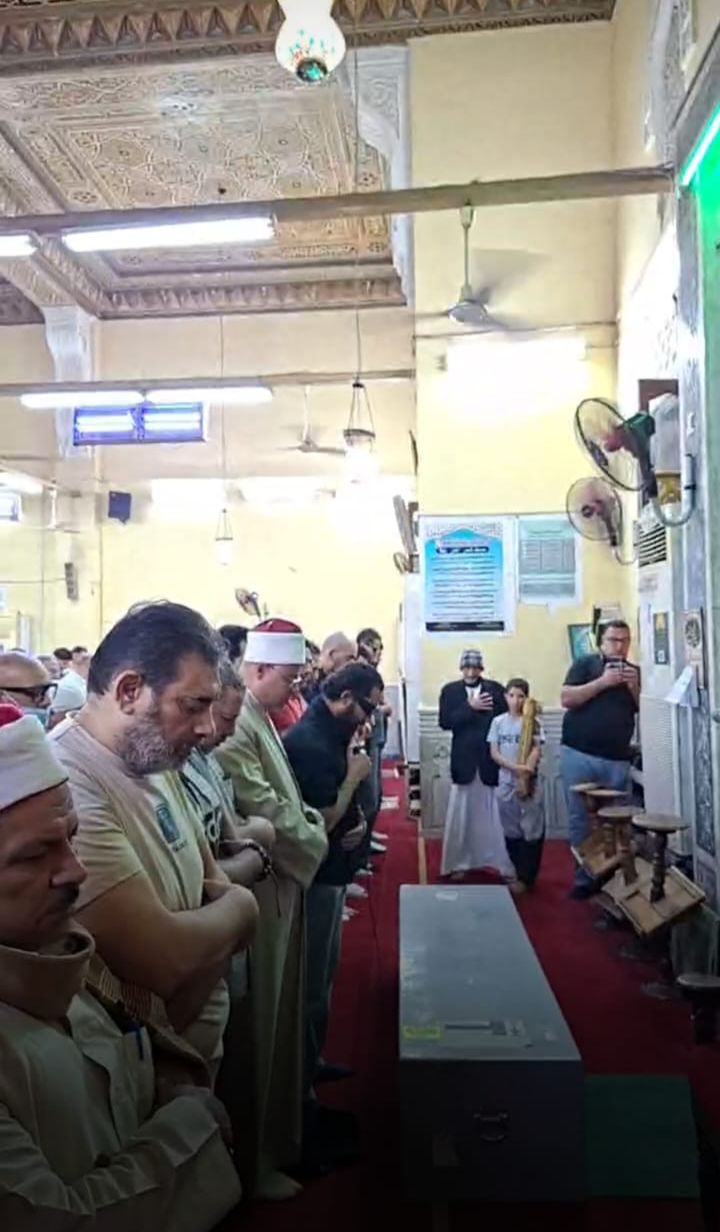 أحمد حلمي يؤم المصليين بصلاة الجنازة على جثمان والدته