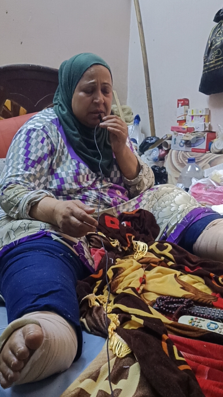 «كل حاجة بعملها على السرير».. مدام أكرام بالفيوم تستغيث بعد 8 سنوات مع داء الفيل : نفسي دكتور يتبنى حالتي