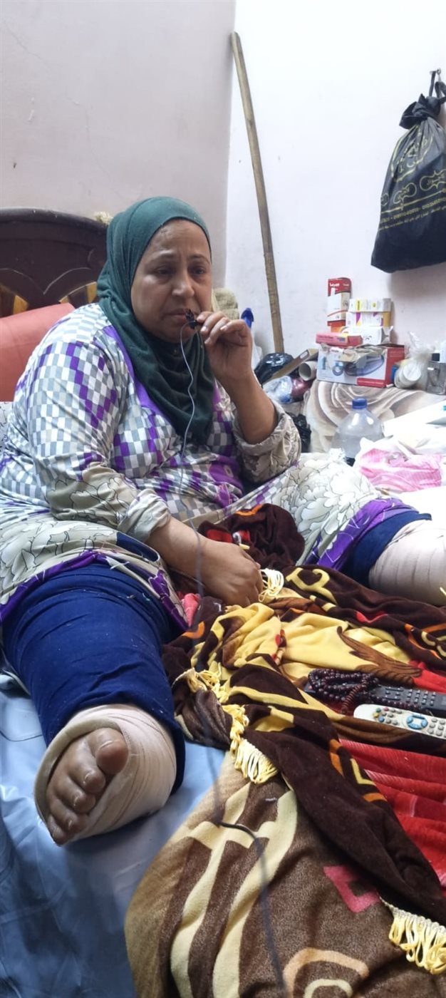 «كل حاجة بعملها على السرير».. مدام أكرام بالفيوم تستغيث بعد 8 سنوات مع داء الفيل : نفسي دكتور يتبنى حالتي