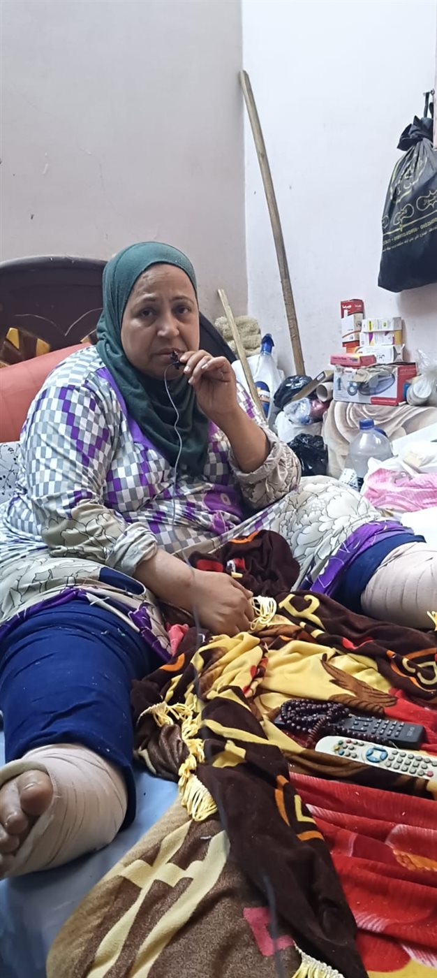 «كل حاجة بعملها على السرير».. مدام أكرام بالفيوم تستغيث بعد 8 سنوات مع داء الفيل : نفسي دكتور يتبنى حالتي