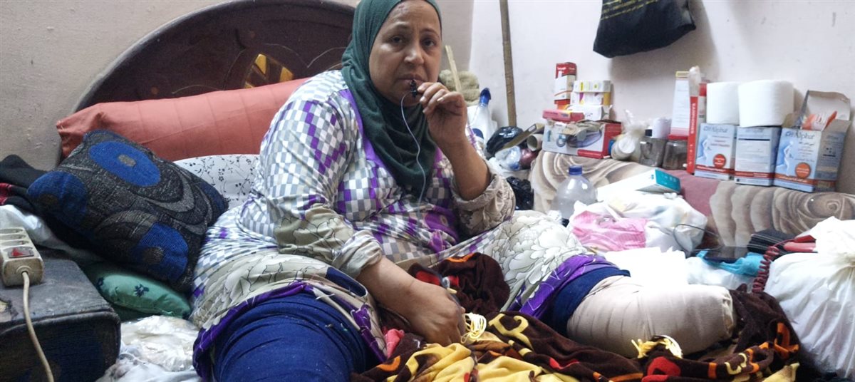 «كل حاجة بعملها على السرير».. مدام أكرام بالفيوم تستغيث بعد 8 سنوات مع داء الفيل : نفسي دكتور يتبنى حالتي
