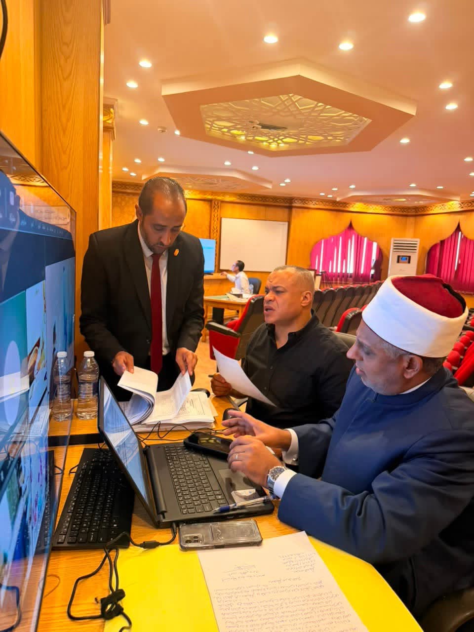 رئيس قطاع المعاهد يتابع سير امتحانات الثانوية الأزهرية من غرفة المراقبة في الفترة الثانية
