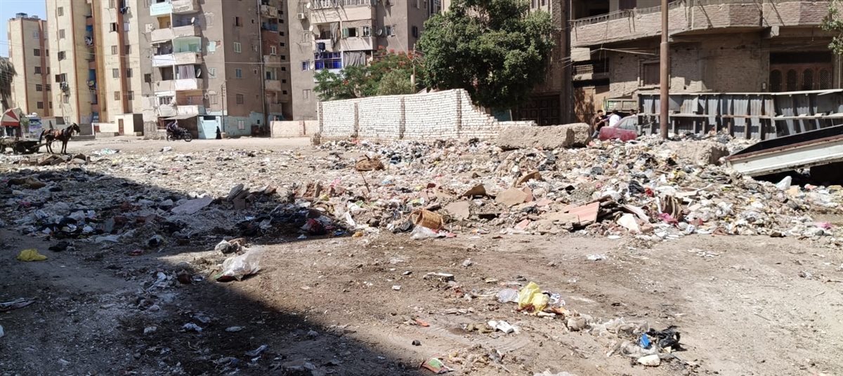 أهالى حى جنوب بالفيوم يستغيثون بالمحافظ .. القمامة جبتلنا الأمراض والطريق مكسر من 7 سنين