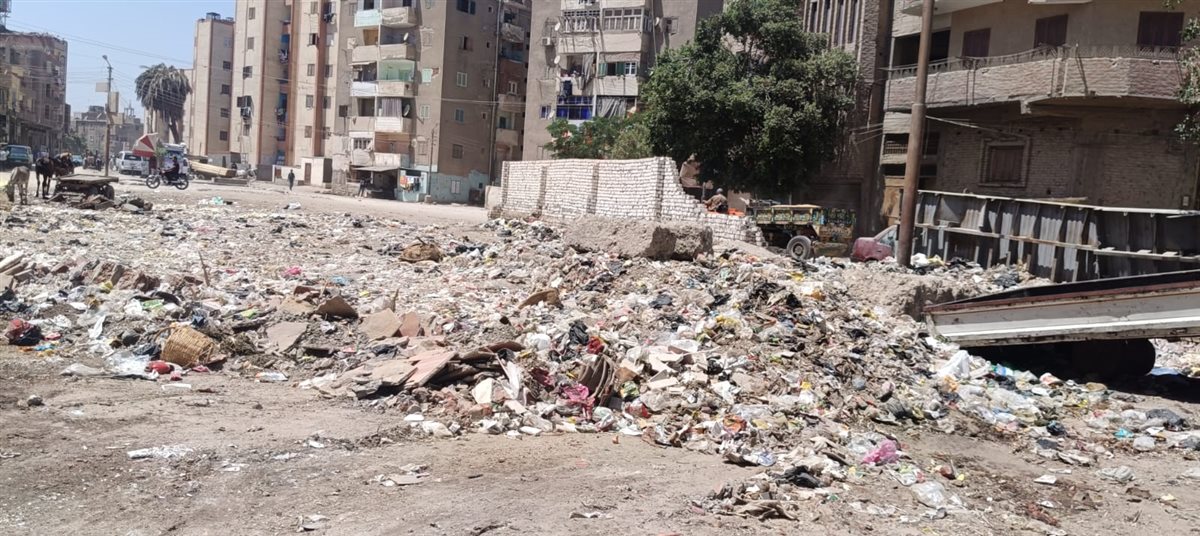 أهالى حى جنوب بالفيوم يستغيثون بالمحافظ .. القمامة جبتلنا الأمراض والطريق مكسر من 7 سنين