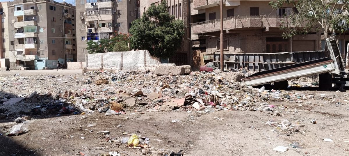 أهالى حى جنوب بالفيوم يستغيثون بالمحافظ .. القمامة جبتلنا الأمراض والطريق مكسر من 7 سنين