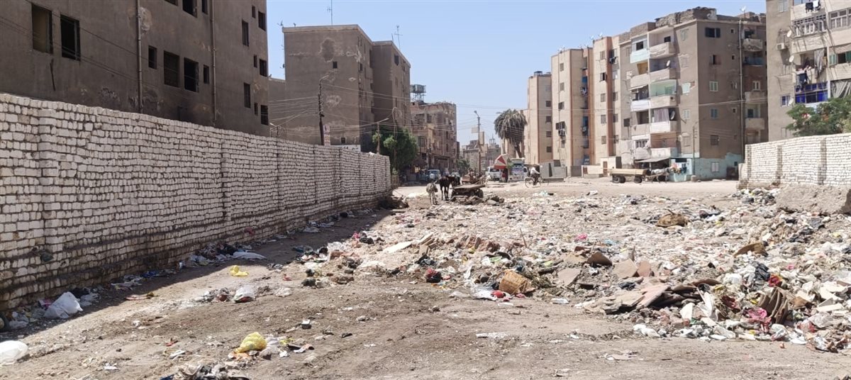 أهالى حى جنوب بالفيوم يستغيثون بالمحافظ .. القمامة جبتلنا الأمراض والطريق مكسر من 7 سنين