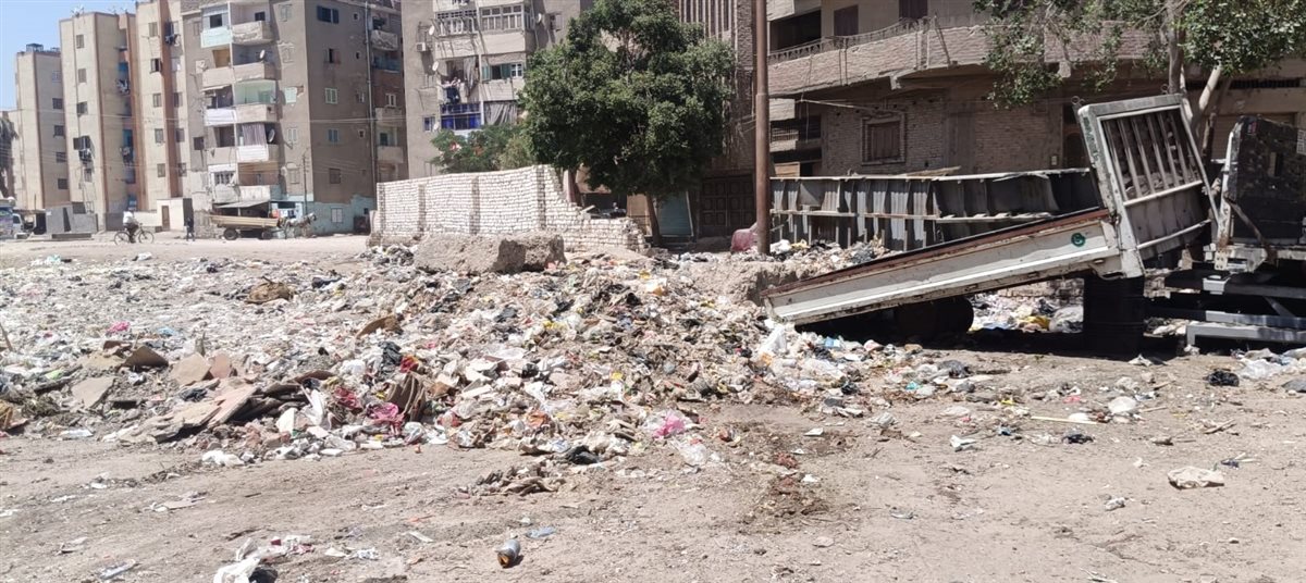 أهالى حى جنوب بالفيوم يستغيثون بالمحافظ .. القمامة جبتلنا الأمراض والطريق مكسر من 7 سنين
