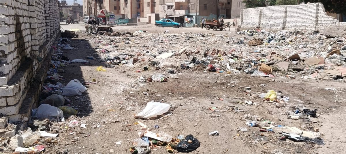 أهالى حى جنوب بالفيوم يستغيثون بالمحافظ .. القمامة جبتلنا الأمراض والطريق مكسر من 7 سنين