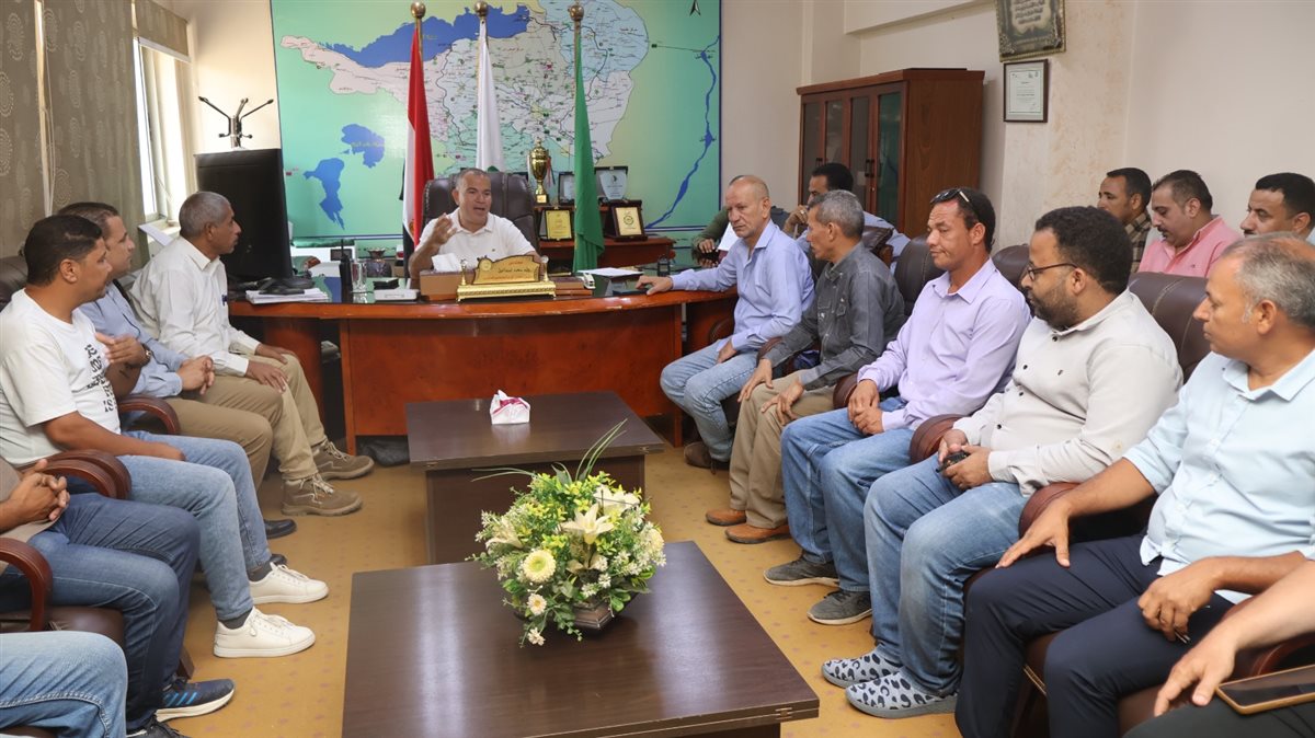 رئيس مياه الفيوم يكرم فريق الصرف الصحي بالمنطقة الجنوبية بإبشواي والإدارة العامة للرقابة والمتابعة تقديراً لجهودهم المتميزة