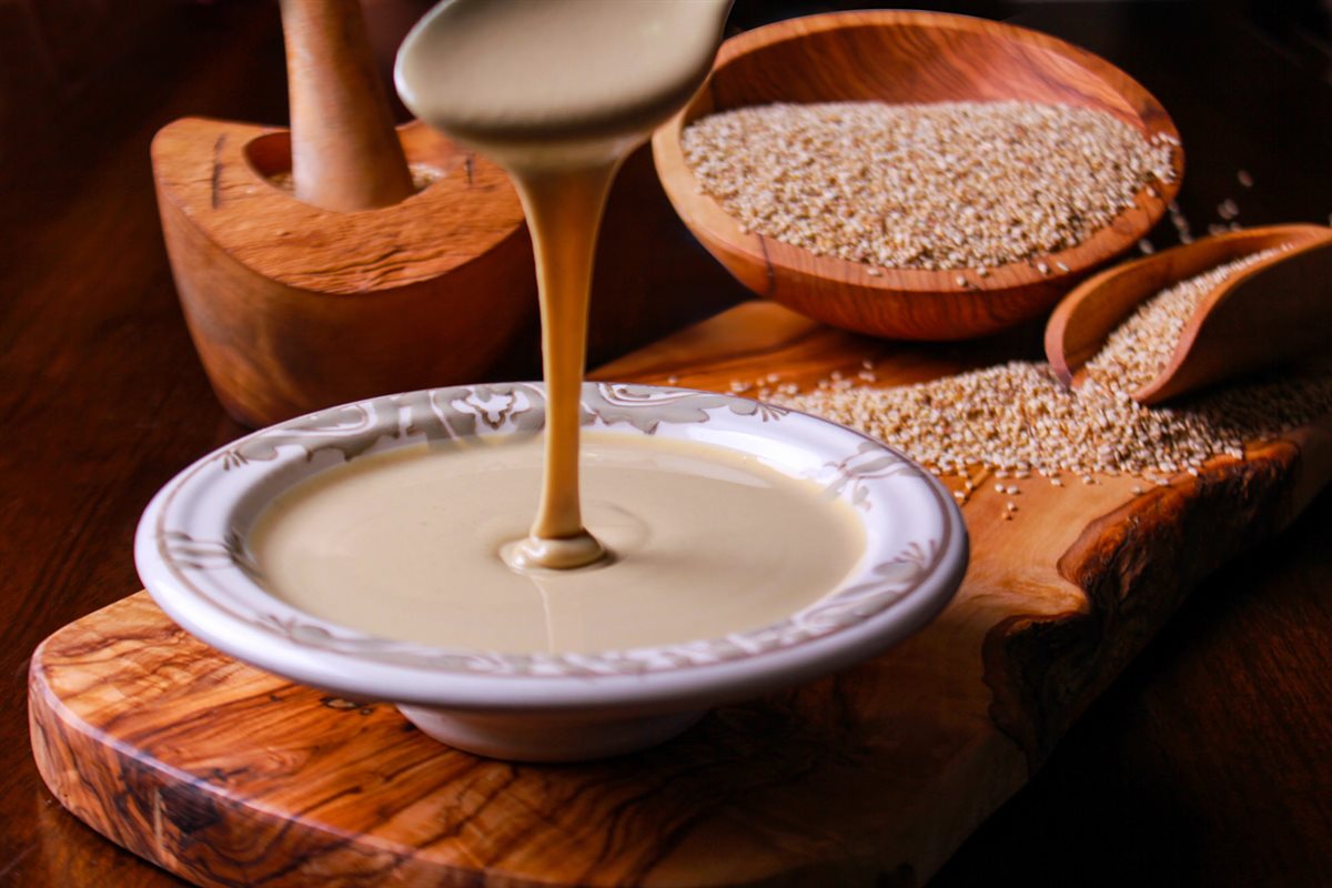 طريقة عمل الطحينة بالسمسم والدقيق