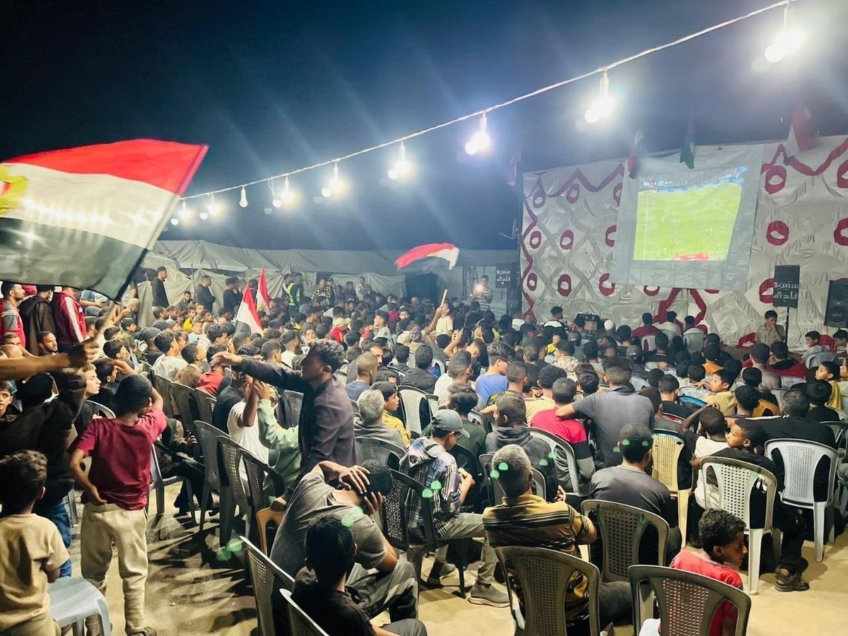 أهالي غزة يشجعون المنتخب المصري