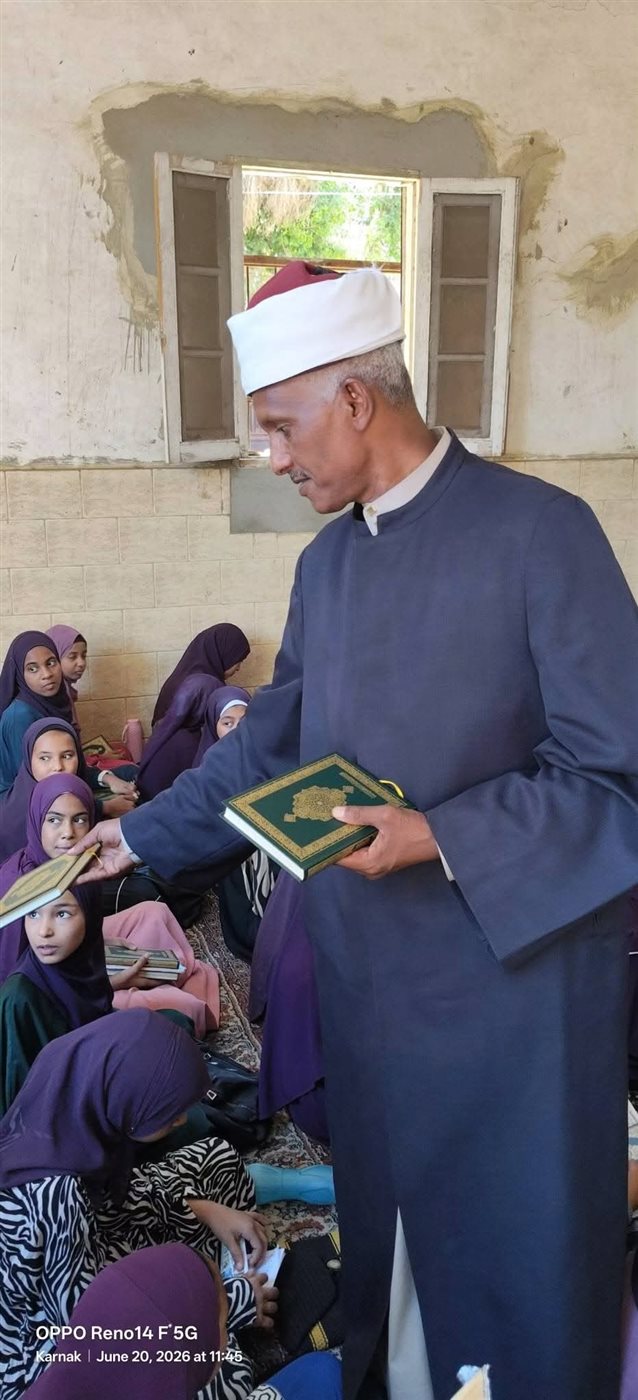 توزيع المصاحف على الكتاتيب