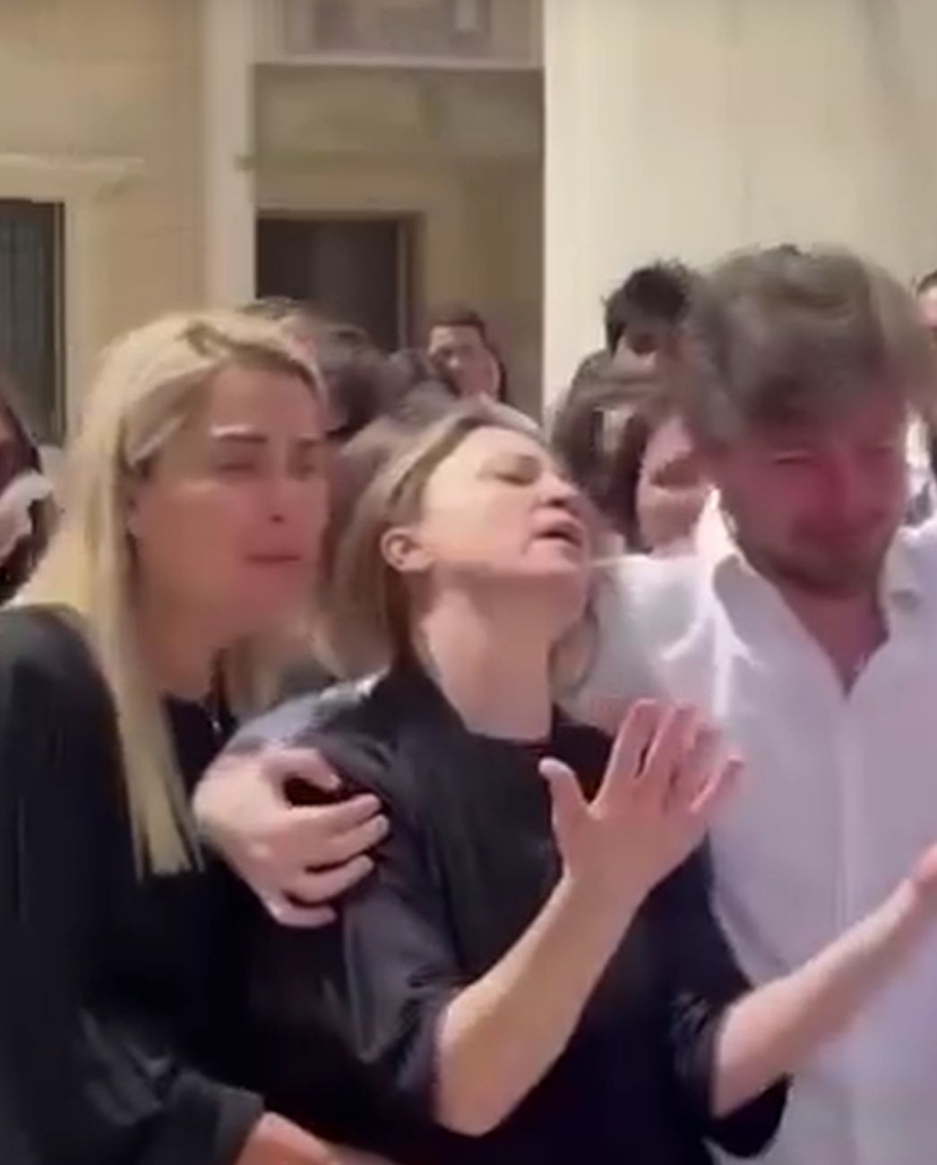 نورا رحال في جنازة نجلها أليكس