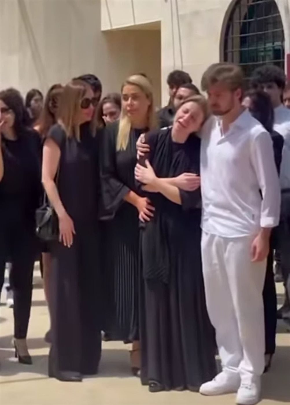 نورا رحال في جنازة نجلها أليكس