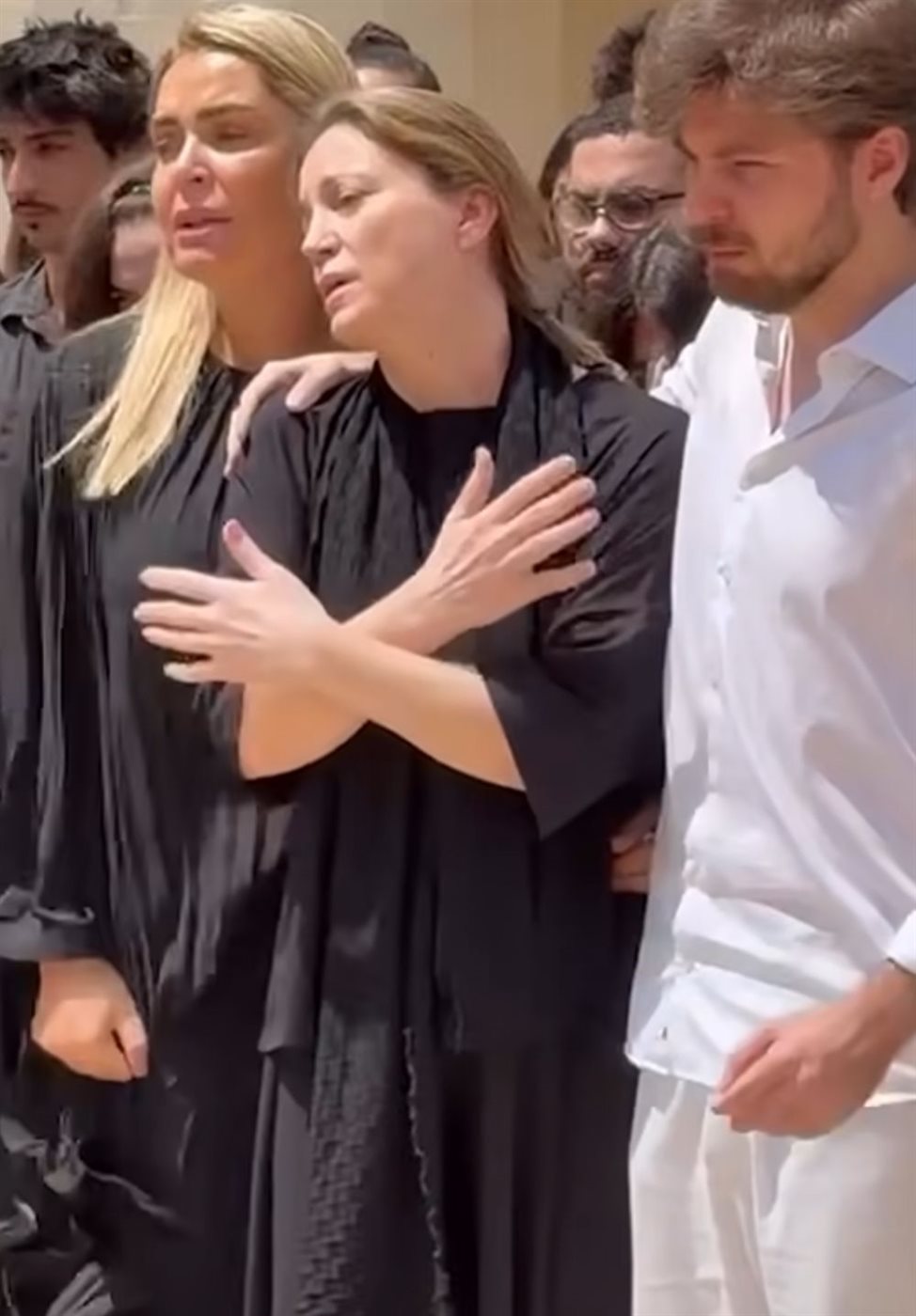 نورا رحال في جنازة نجلها أليكس