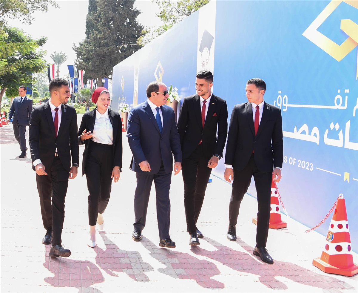 الرئيس السيسي مع الشباب&nbsp;