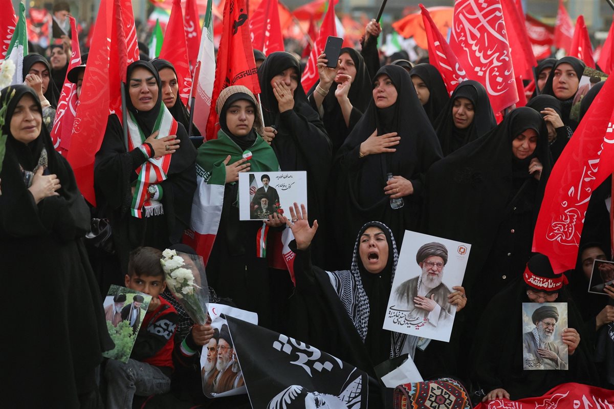 <strong>مراسم تشييع خامنئي</strong>