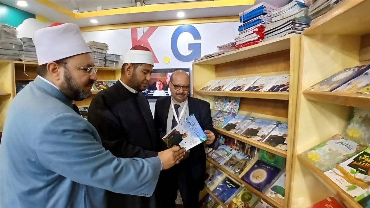 إقبال جماهيري على جناح الأزهر بمعرض مكتبة الإسكندرية الدولي للكتاب