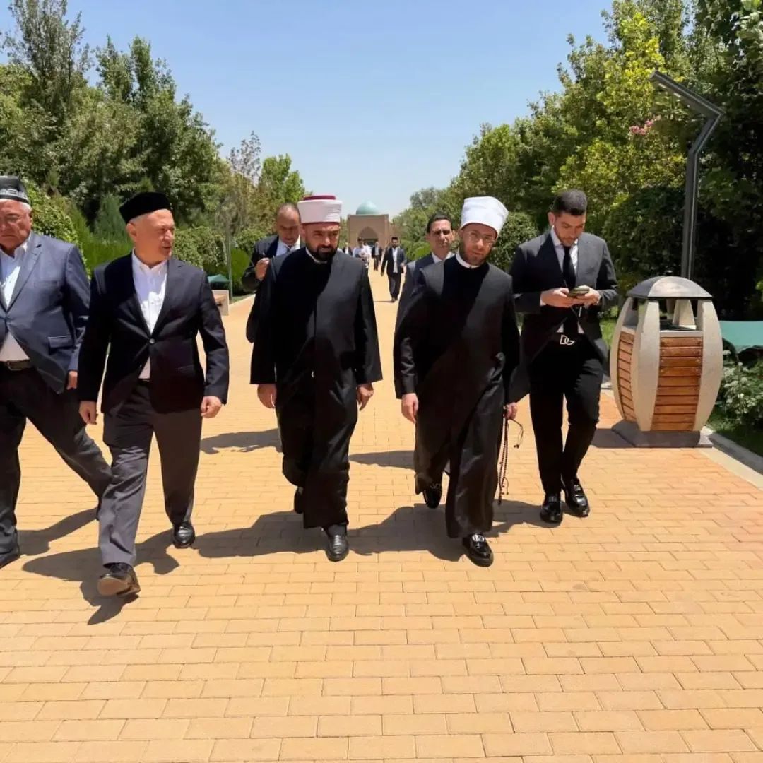 وزير الأوقاف يزور مرقد الإمام الحكيم الترمذي بأوزبكستان