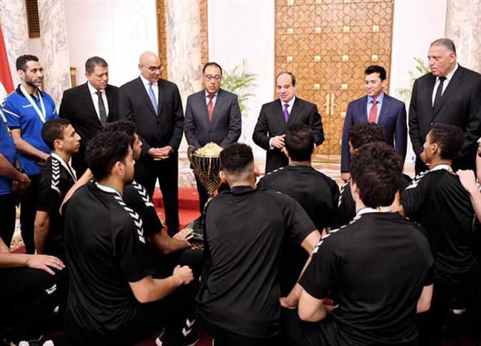 <strong>الرىيس استقبل أبطال كرة اليد بوسام «الطبقة الأولى» في 2019</strong>