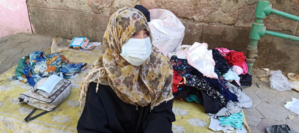 «مش عايزة غير مكان أعيش فيه».. سيدة وصغارها الـ 5 يفترشون الشارع بالفيوم