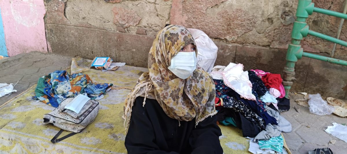 «مش عايزة غير مكان أعيش فيه».. سيدة وصغارها الـ 5 يفترشون الشارع بالفيوم