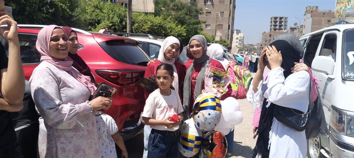 بوكيهات ورد وشيكولاتة.. أمها وأصحابها أنتظروها أمام اللجنة فى الشمس