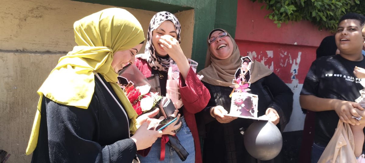 أمها وخالتها فجأوها بتورتاية وورد أمام مدرسة الثانوية بنات بالفيوم