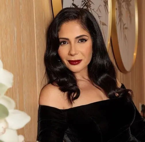 الفنانة منى زكي