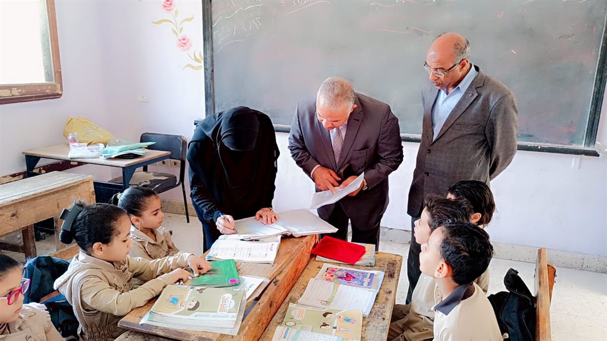وكيل وزارة التعليم بالفيوم يتفقد مدارس سنورس لمتابعة انضباط وانتظام العملية التعليمية