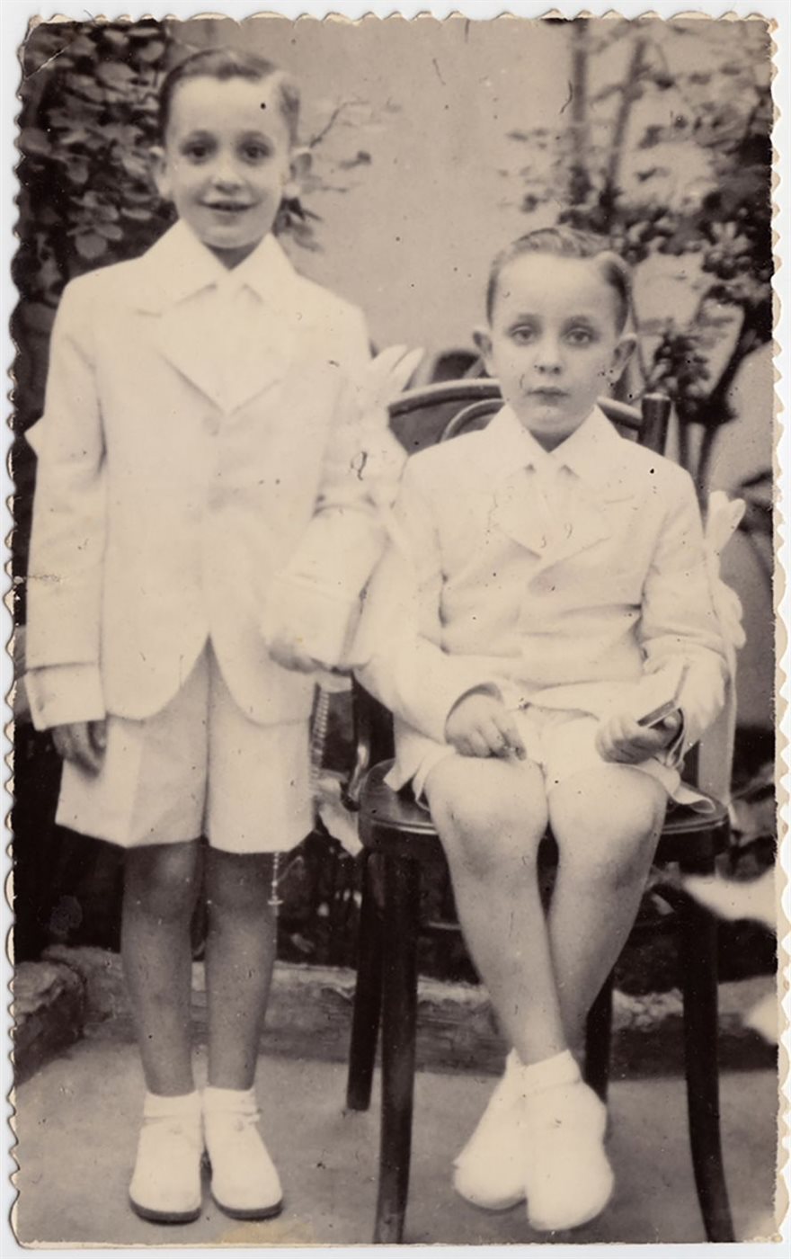 وُلِد فرانسيس، الذي يظهر على اليسار مع شقيقه أوسكار، في 17 ديسمبر 1936 وكان الطفل الأكبر لماريو وريجينا بيرجوليو، المهاجرين الإيطاليين في الأرجنتين.