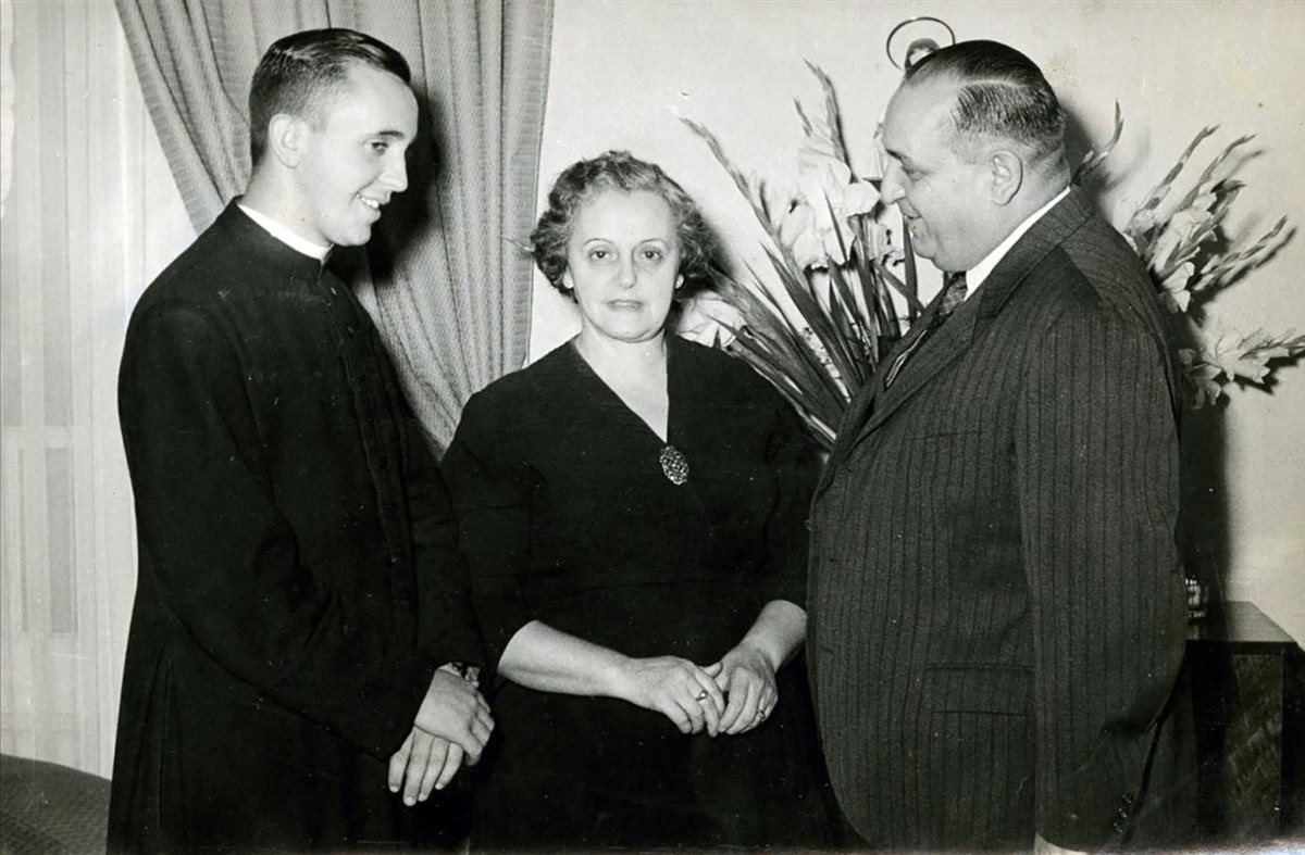 فرانسيس مع والديه في عام 1958.